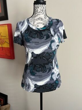 Express Short Sleeve Abstract Swirl Tee in Gray, Teal and White